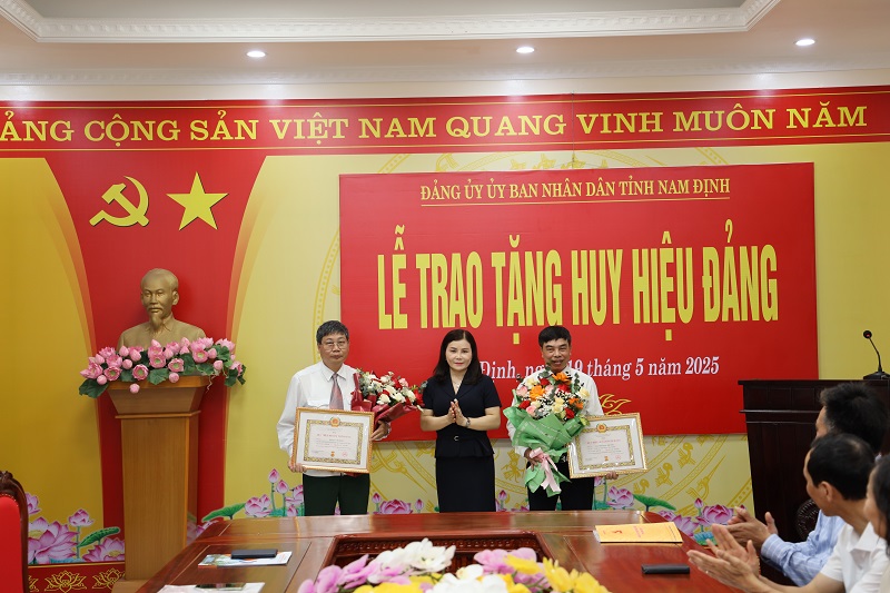 Đảng viên Đảng bộ Sở Văn hóa, Thể thao và Du lịch vinh dự nhận Huy hiệu 40 năm tuổi Đảng
